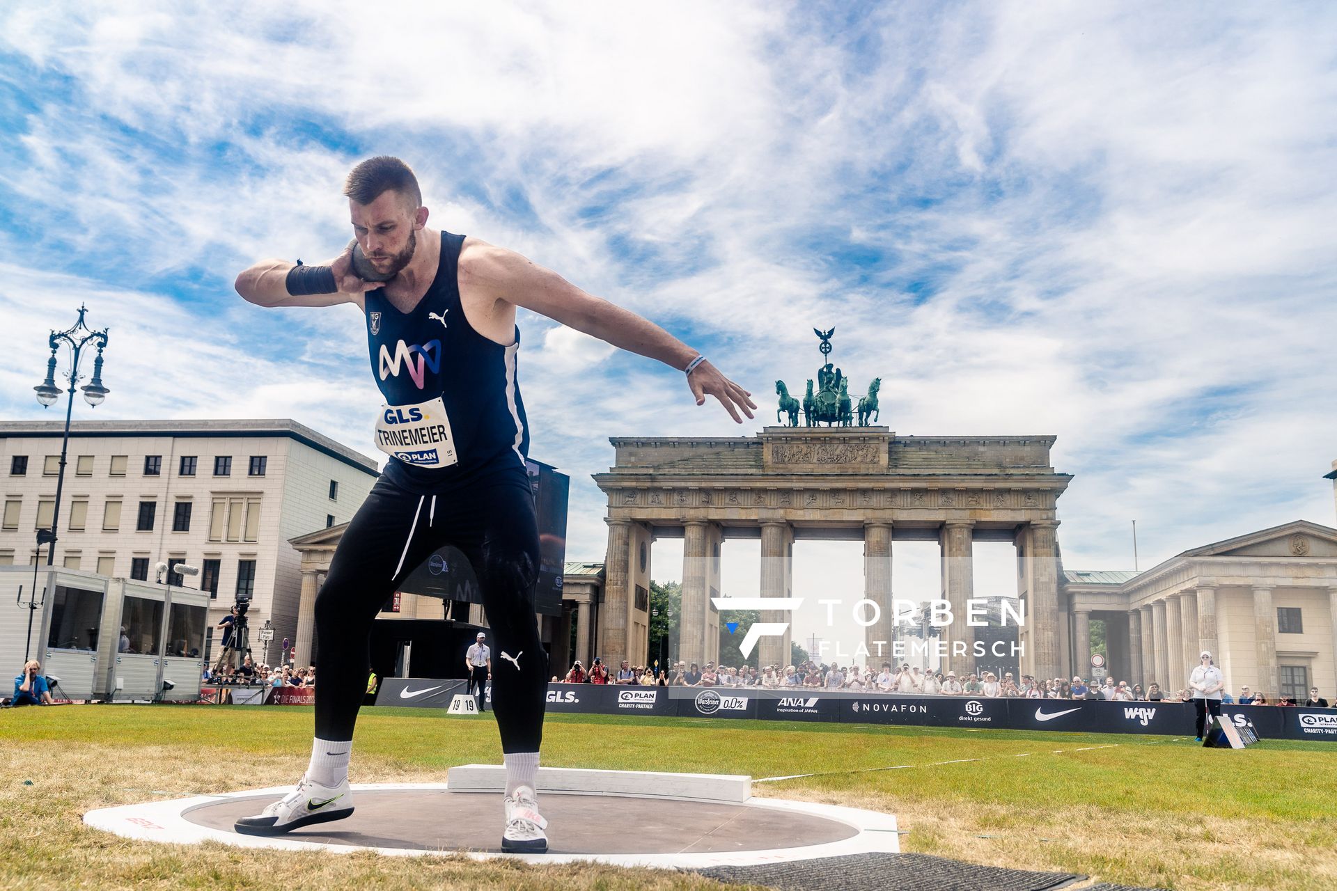 Cedric Trinemeier (MTG Mannheim) beim Kugelstossen waehrend der deutschen Leichtathletik-Meisterschaften auf dem Pariser Platz am 24.06.2022 in Berlin